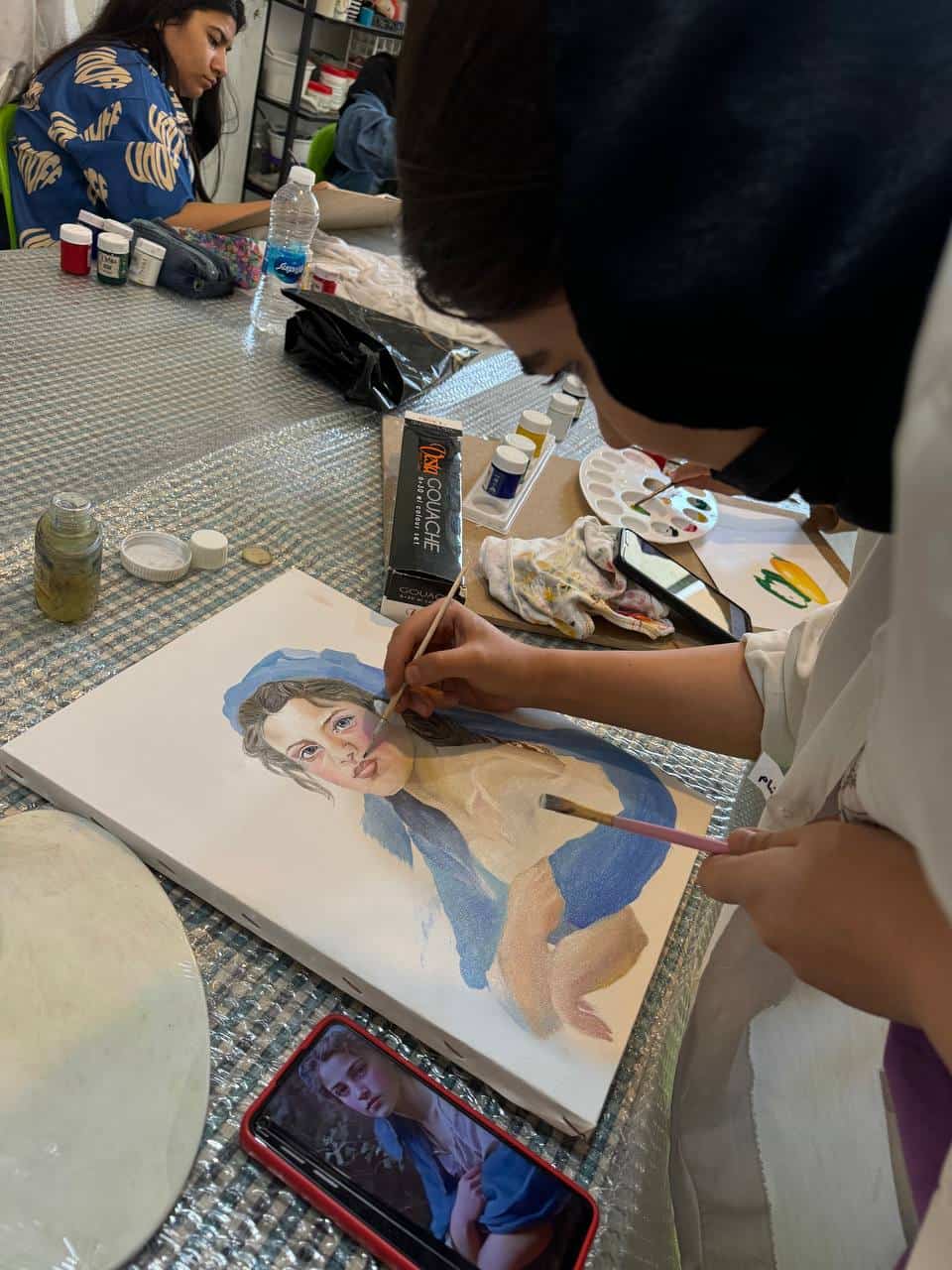 آکادمی ویدا مهر در کرج یکی از مراکز معتبر و شناخته‌شده در زمینه آموزش طراحی و نقاشی برای بزرگسالان در کرج است. این آکادمی با بهره‌گیری از اساتید مجرب و حرفه‌ای در رشته‌های هنری، فضایی مناسب برای علاقمندان به هنرهای تجسمی فراهم کرده است.در آکادمی ویدا مهر، دوره‌های آموزش نقاشی و طراحی از مبتدی تا پیشرفته ارائه می‌شود. این دوره‌ها شامل تکنیک‌های مختلف نقاشی مانند آبرنگ، رنگ روغن، گواش و طراحی با مداد و ذغال بوده و به هنرجویان کمک می‌کند تا مهارت‌های خود را در این زمینه‌ها تقویت کنند.